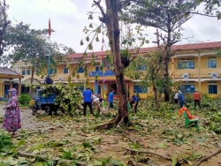 Đoàn xã Tam Dân ra quân ngày chủ nhật xanh hỗ trợ khắc phục hậu quả cơn bão số 9