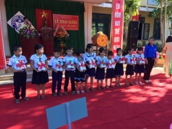 Đoàn xã Tam Lộc trao học bổng tiếp sức đến trường năm học 2018-2019