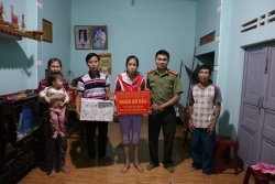 Chi đoàn Xây dựng Lực lượng thuộc Công an tỉnh Quảng Nam phối hợp Đoàn xã Tam Vinh đỡ đầu học sinh nghèo trên địa bàn xã